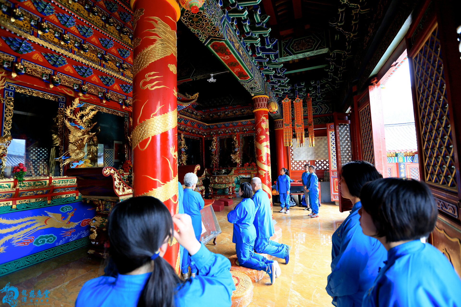 朱柱金龍映晨曦，青衣跪拜禮神儀