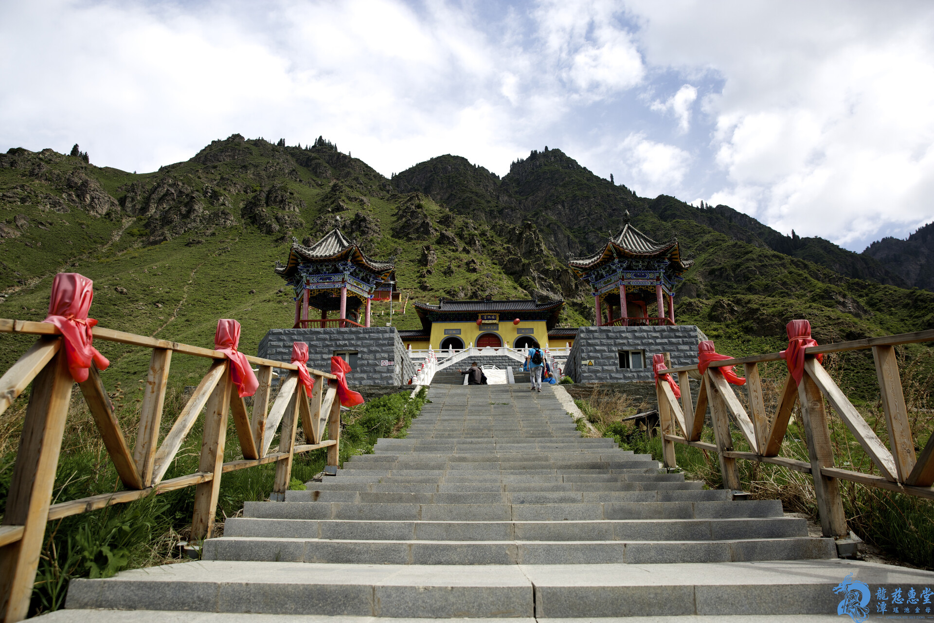 石階蜿蜒，紅綢引路