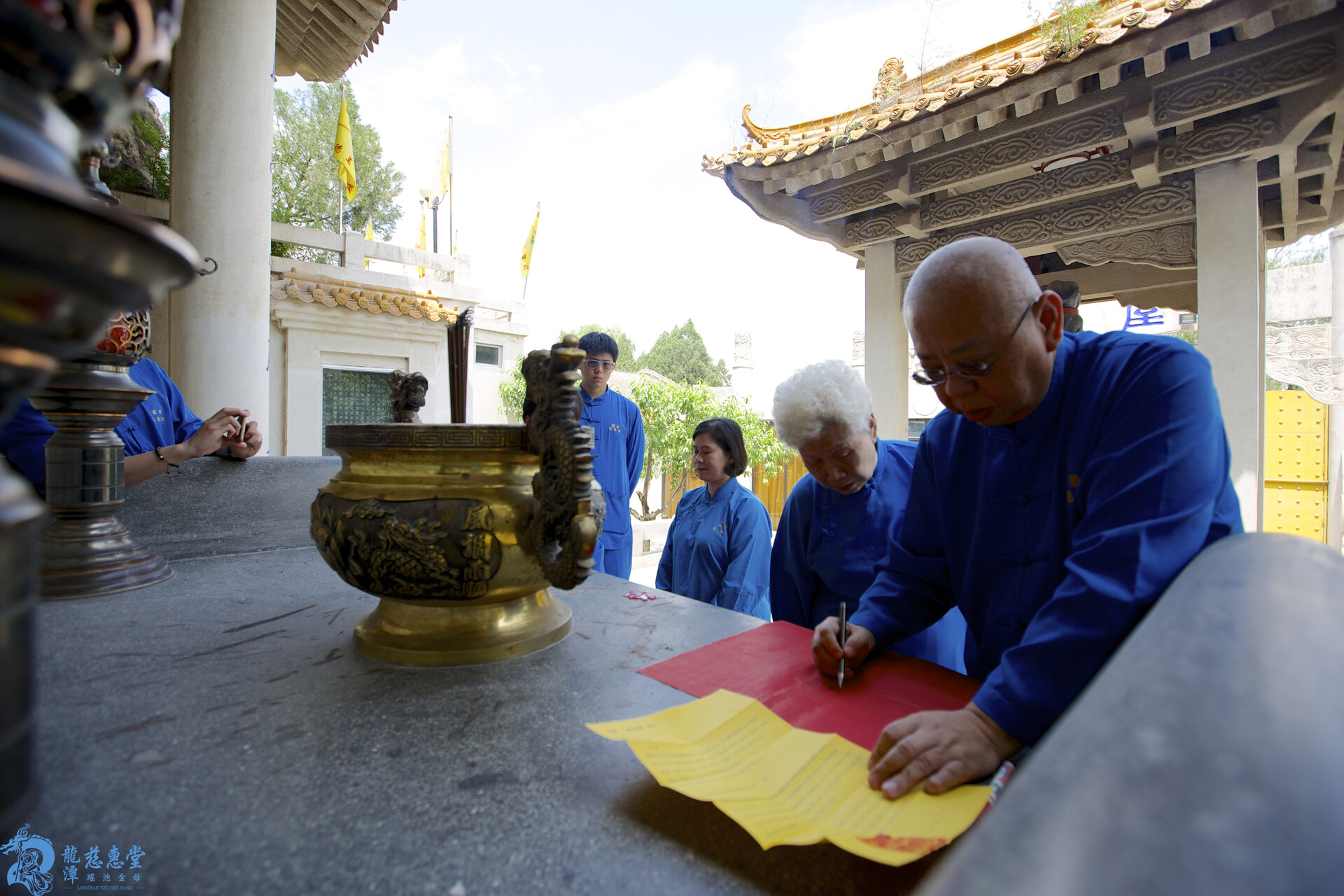 一紙丹書寄天意，萬般誠心付毫端