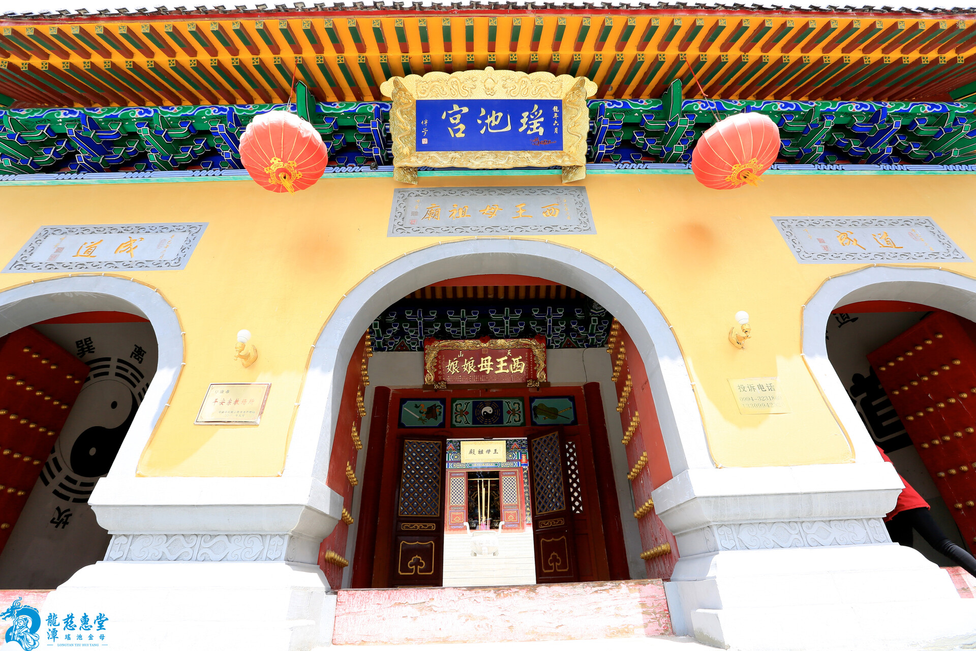 三門殿堂迎香客