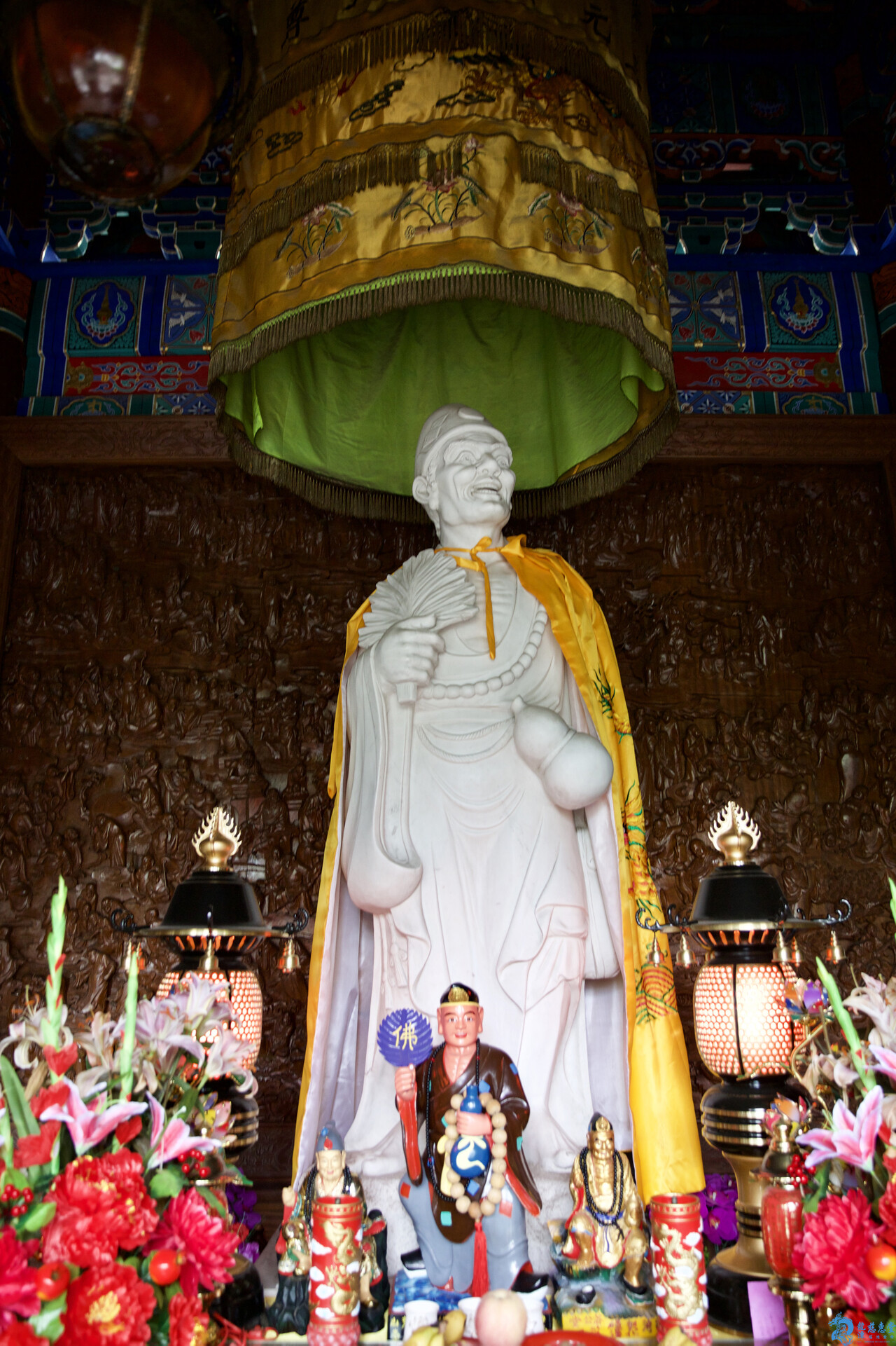 瘋癲外相，實乃大智若愚；慈悲本懷，廣度有緣眾生。