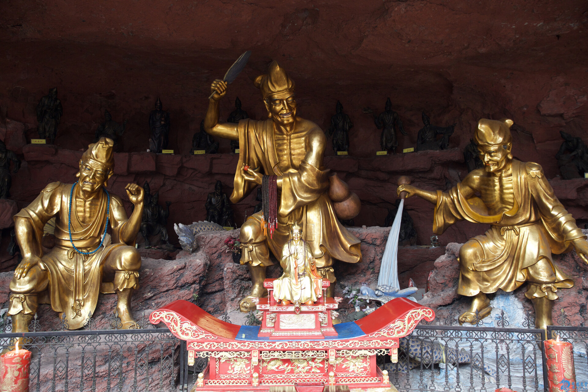 東院內的金身佛像