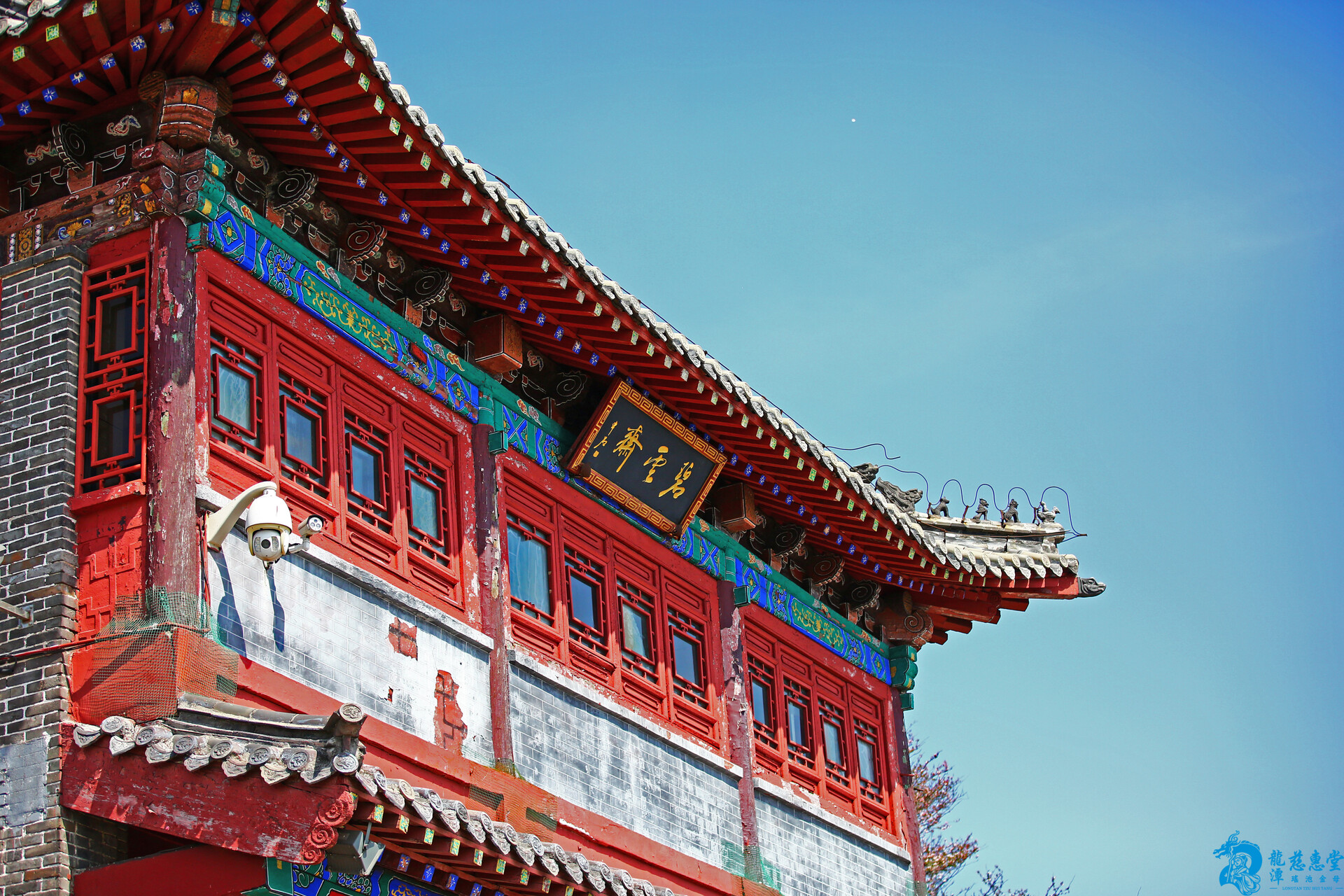朱門青瓦映天際，彩繪樑枋訴說著千年道教文化的傳承