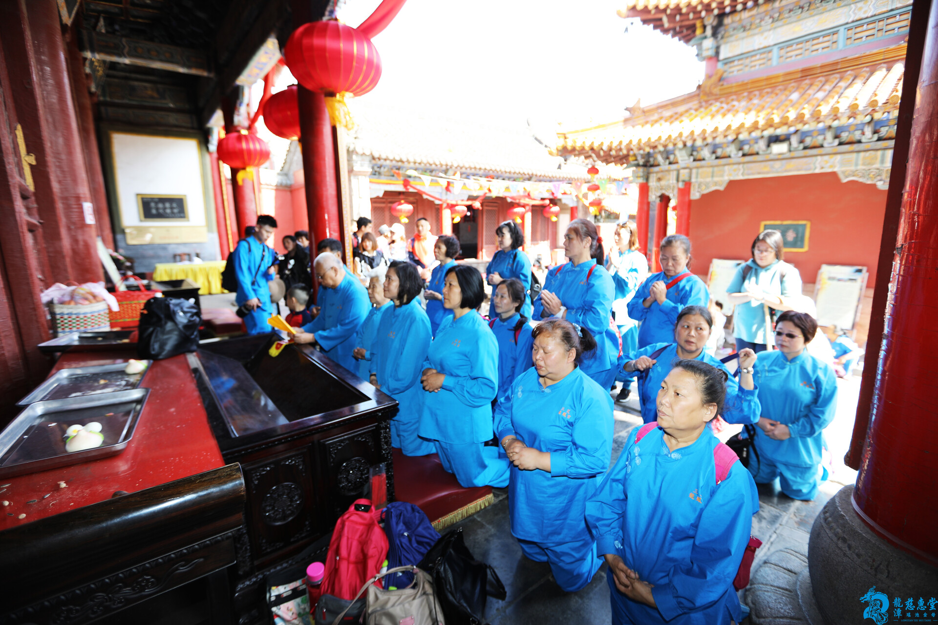 一同向碧霞元君參拜