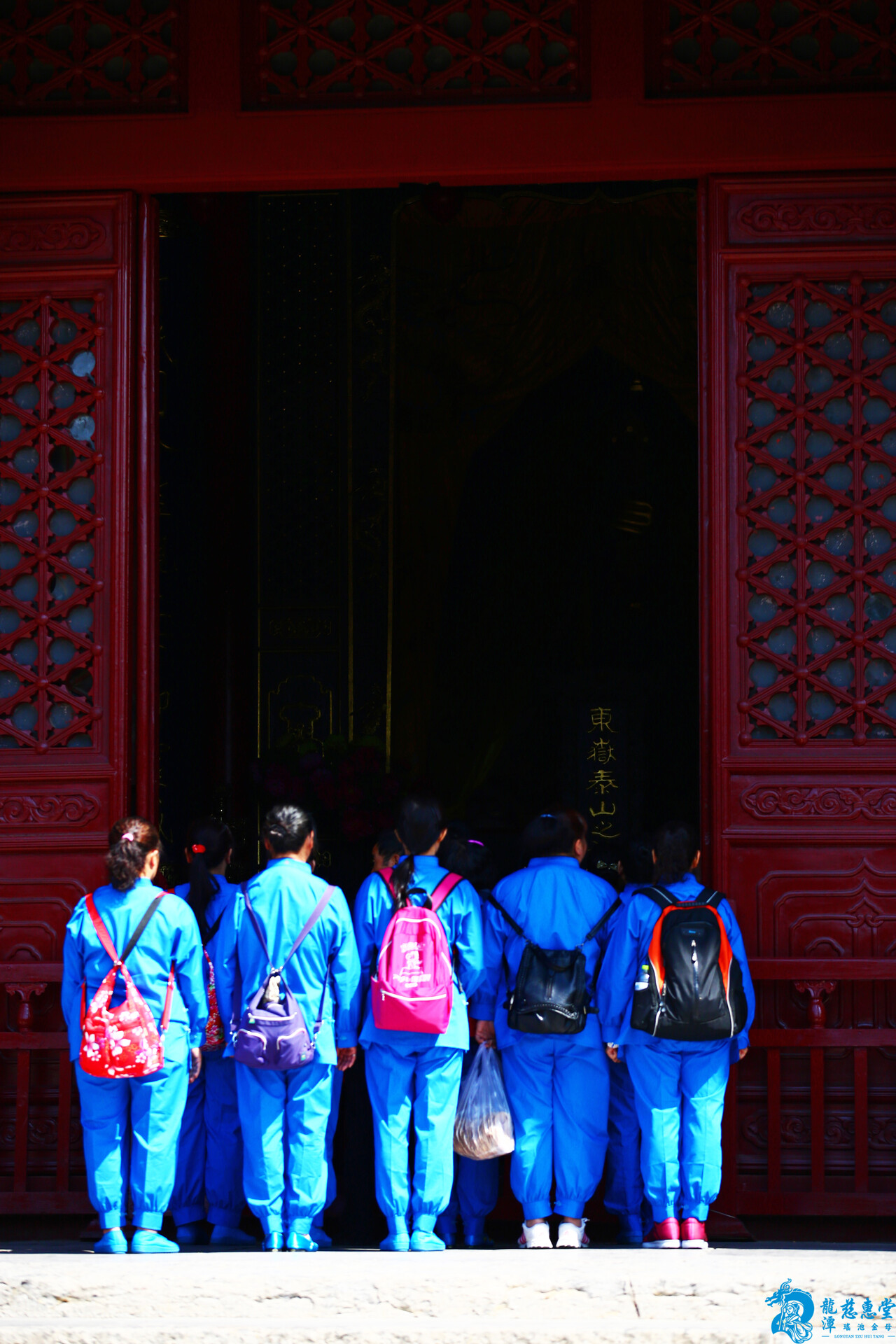 契子女們虔誠祈福