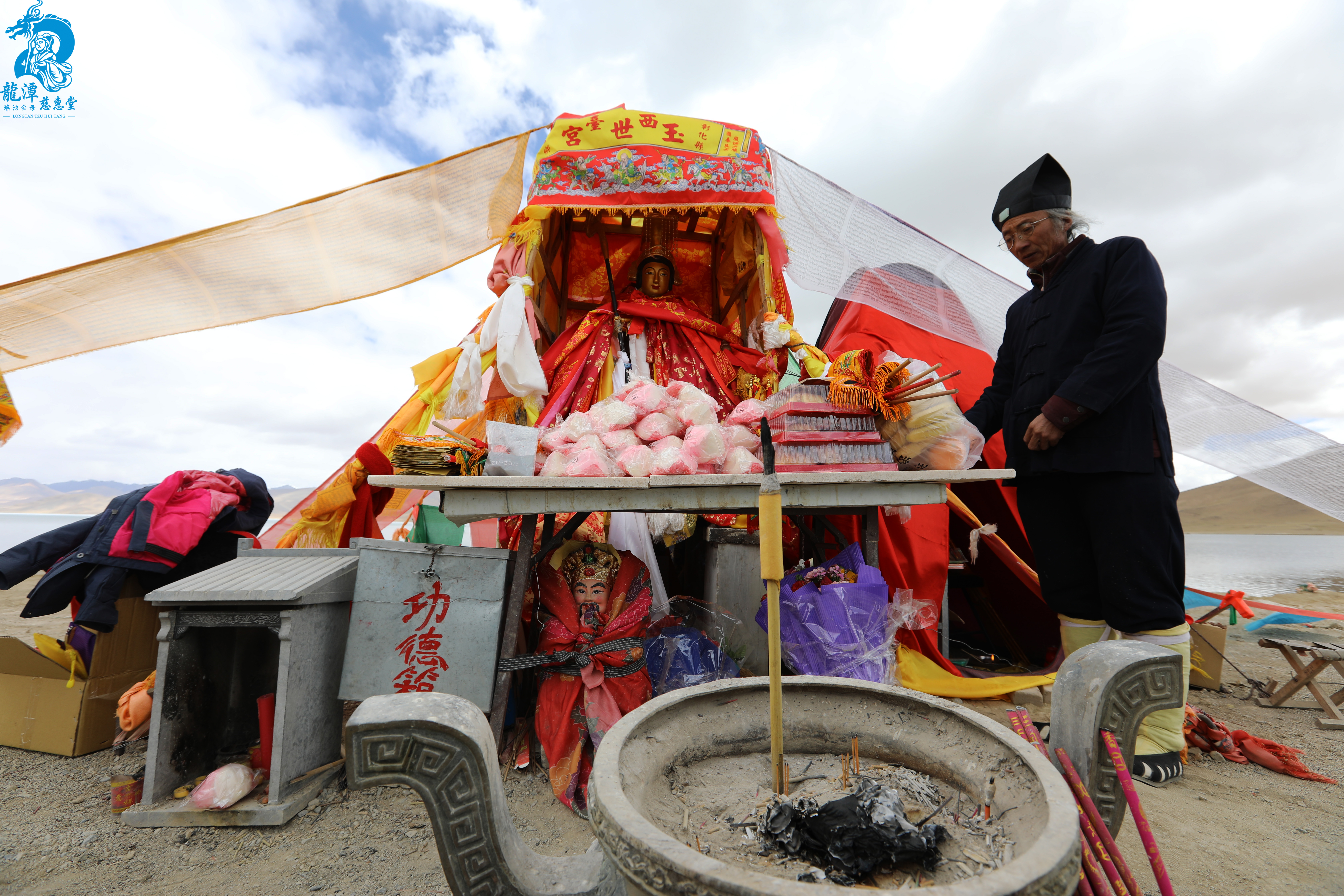金母聖像映瑤池