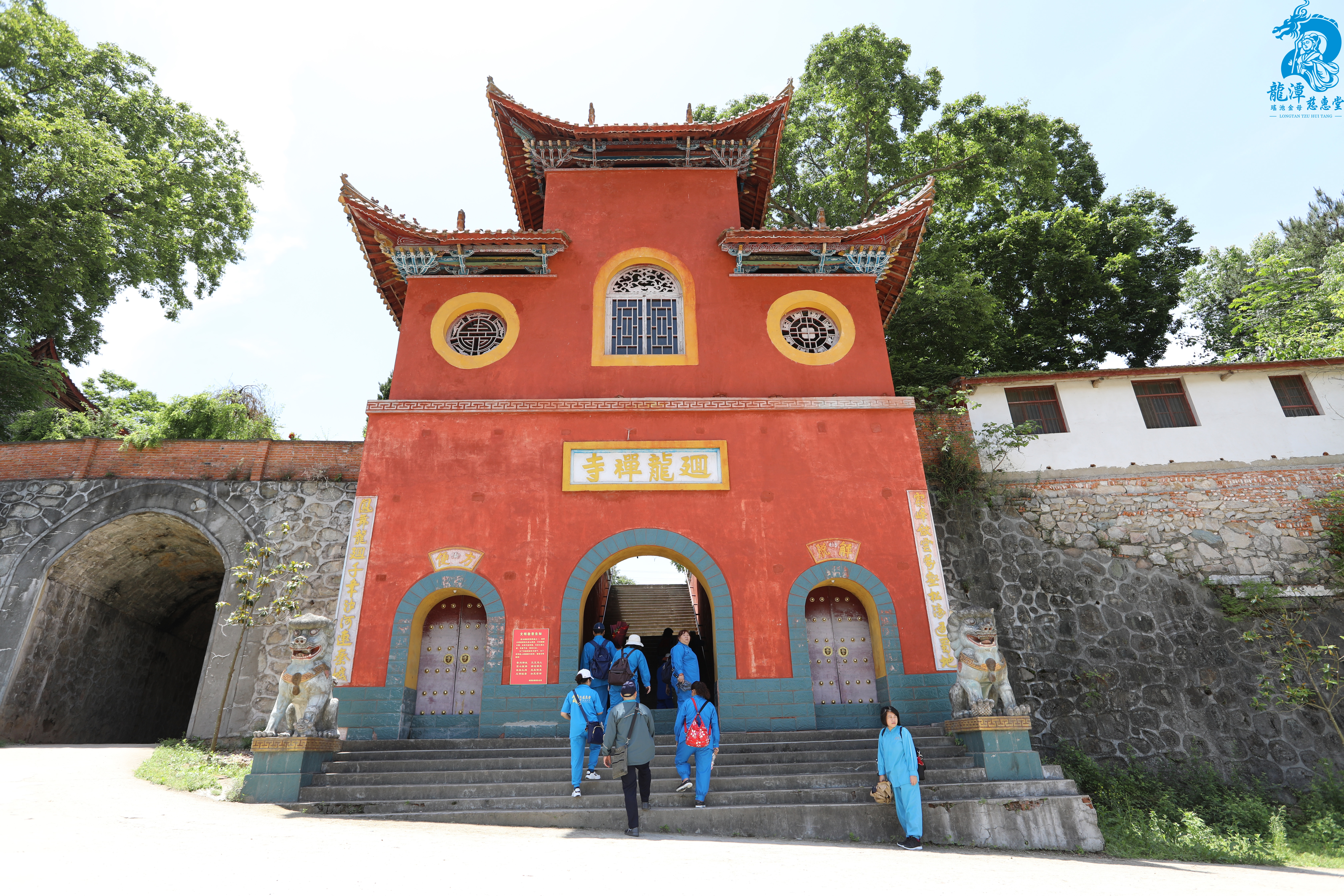 朱紅山門，古樸莊嚴