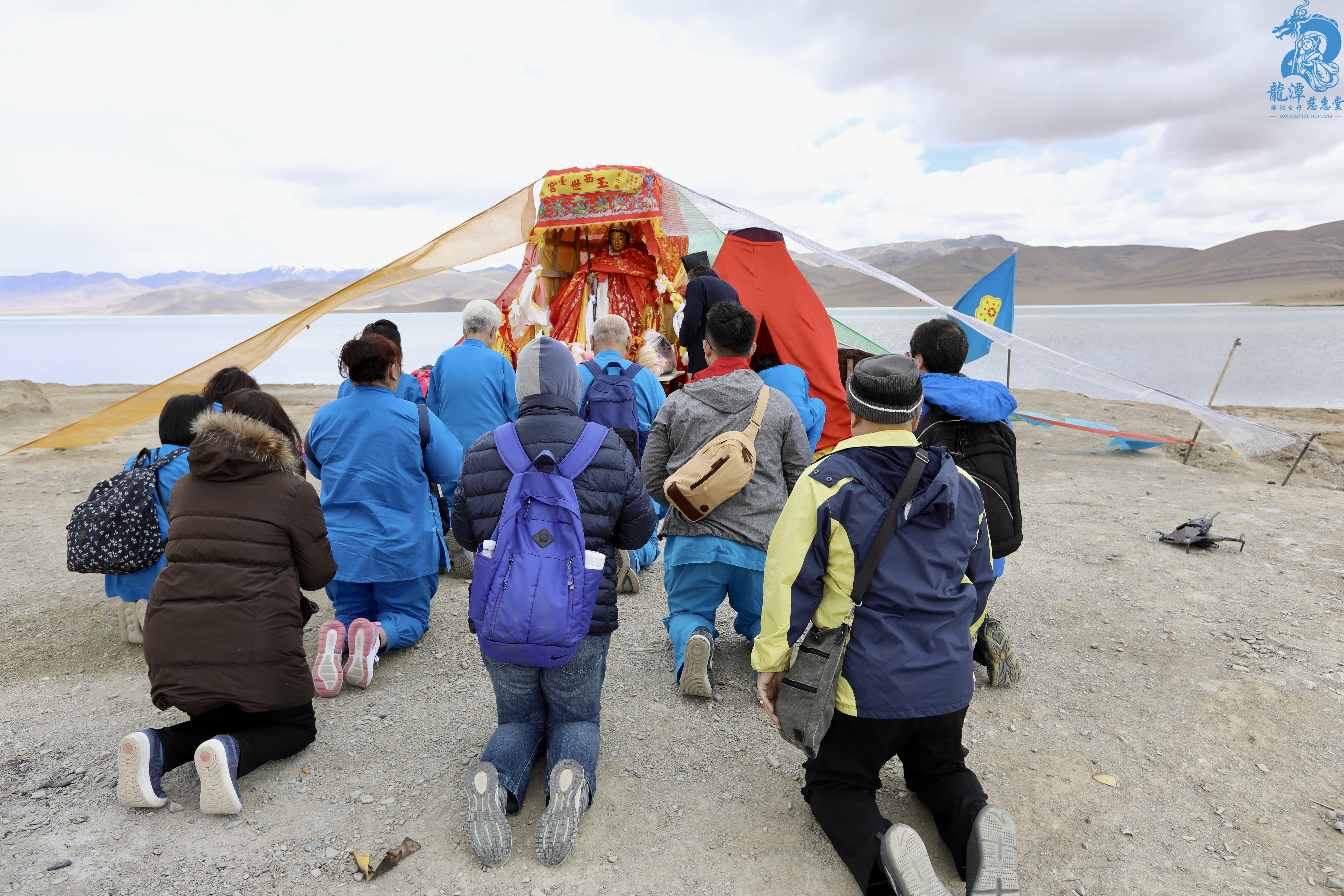 眾人齊聚虔誠祈禱