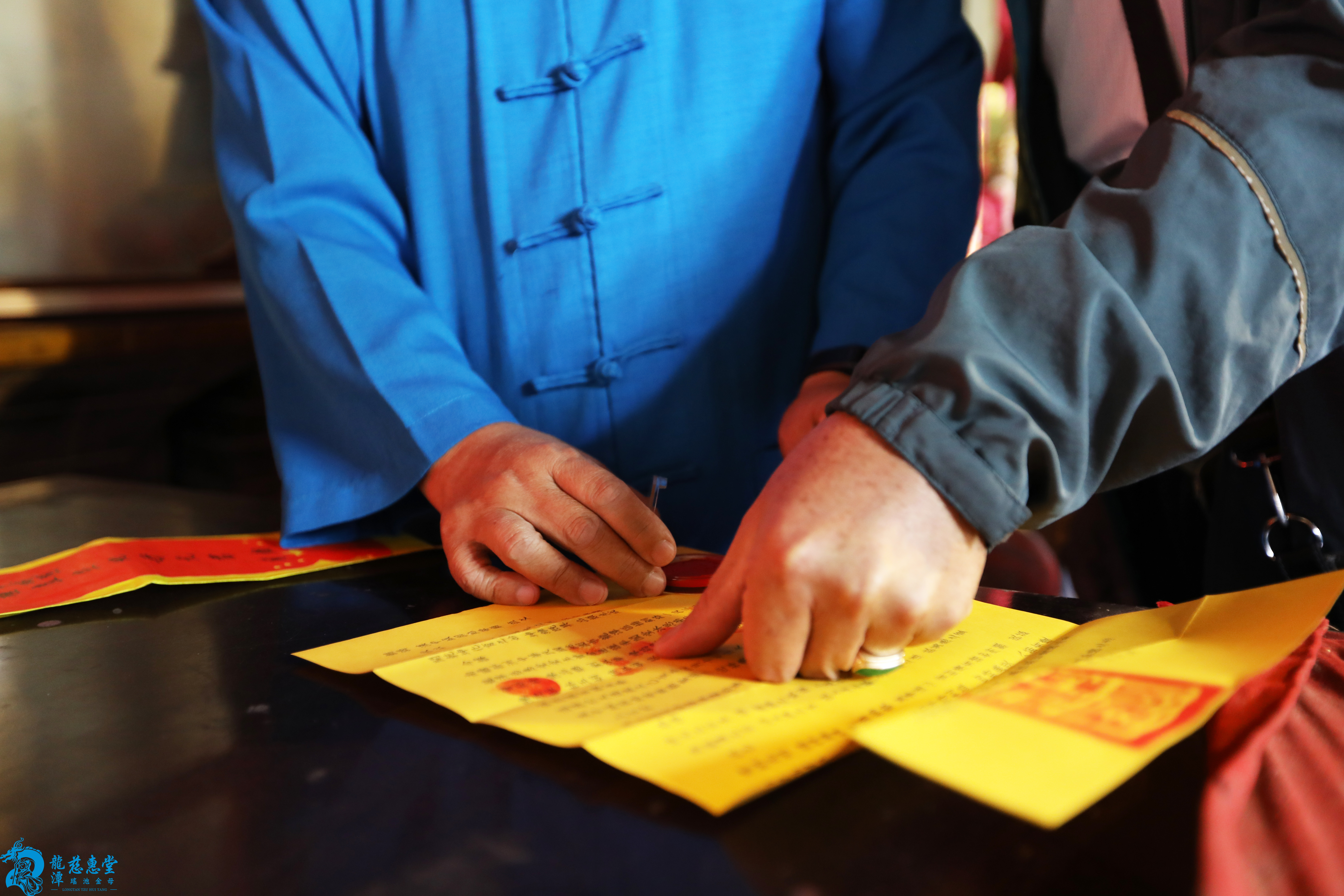 疏文上莊重的手印儀式