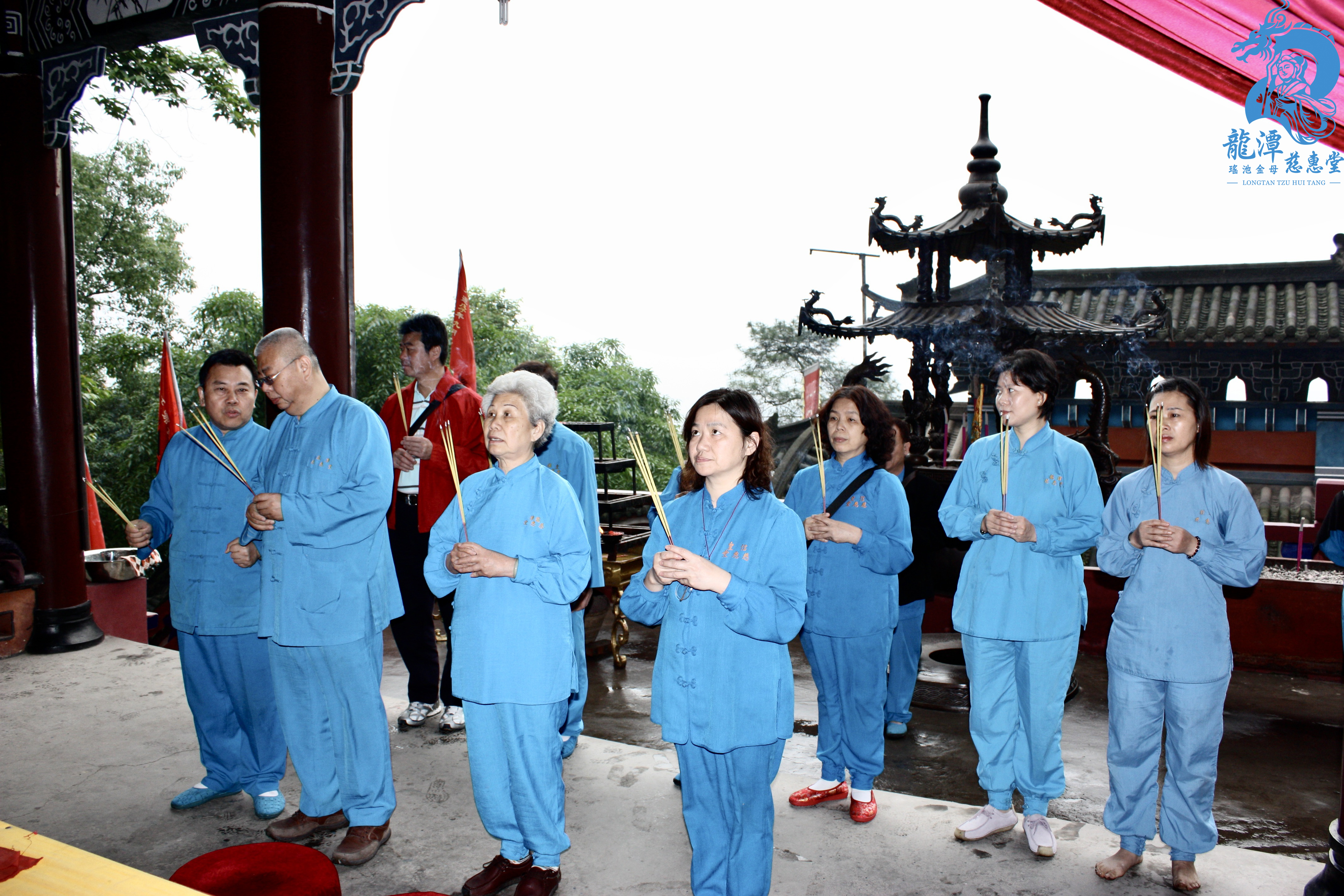 焚香祝禱，誠敬通神明